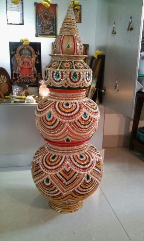 Pot work done by Parkavi for her cousin's wedding Matli Decoration For Navratri, Pongal Pot Decoration, Matka Decoration Pots Wedding, Kalash Decoration Ideas, Pot Decorating Ideas Indian, Decoration Ideas For Wedding, Kalash Decoration, Coconut Decoration, Handmade Decorative Items