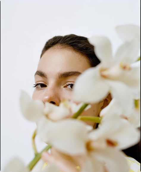 Flower Photoshoot, Photographie Portrait Inspiration, Beauty Products Photography, Flower Studio, Photoshoot Themes, Foto Art, Shooting Photo, Branding Photoshoot, Beauty Editorial