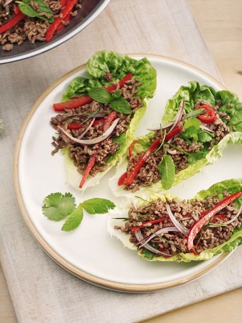 We're huge fans of this 20 minute Beef mince lettuce cups recipe. Why not make a big batch and have lunch sorted for the next day? Chicken Lettuce Cups, Feta Pasta Salad, Minced Beef Recipes, Feta Cheese Salad, Meat Salad, Healthy Beef, Beef Salad, Lettuce Cups, Mince Recipes