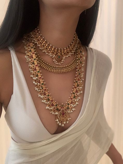 Minimal Indian Bridal Jewellery, South Aesthetic, Indian Fits, Vintage Indian Jewelry, Desi Jewelry, Feminine Spirituality, Rajputi Dress, Indian Wedding Jewelry Sets, Indian Bridal Jewelry Sets