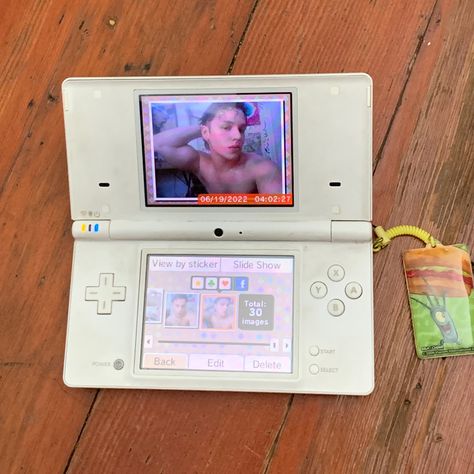 dsi nintendo early 2000s selfie Nintendo 3ds Xl Aesthetic, Selfies Aesthetic, Nintendo Ds Accessories, Ds Nintendo, Nintendo Ds 2000s, Nintendo Dsi, 2000s Game Console, Nintendo Ds Pokemon, Nintendo Ds Games