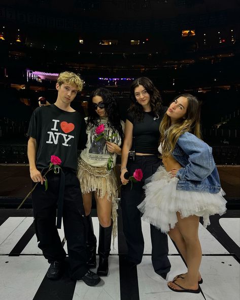 screaming, crying, fainting, throwing up at this absolutely iconic moment on the SWEAT Tour 📷 via ig . . . #charlixcx #troyesivan #brat #sweattour #lorde #addisonrae #collab Guess Skirt, Nyc Tours, Chappell Roan, Troye Sivan, Addison Rae, Square Garden, Electronic Dance Music, Dj Music, Madison Square Garden