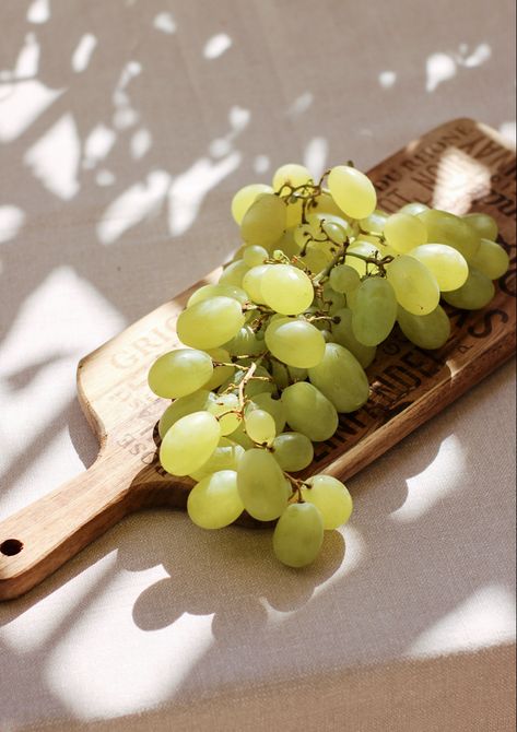 Green Grapes Aesthetic, Grapes Aesthetic, Fruit Photography, Snacks Saludables, Green Fruit, Green Grapes, Micro Onde, Green Aesthetic, Fruits And Veggies