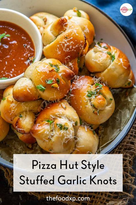 Garlic Knots Pizza Dough, Pizza Hut Garlic Bread, Stuffed Garlic Knots, Garlic Knot Recipe, Garlic Knot Pizza, Garlic Parmesan Knots, Garlic Knots Recipe, Garlic Pizza, Baking Buns