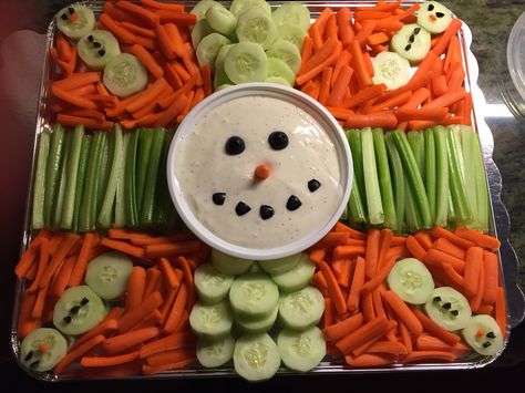 Snowman Veggie Platter Winter Veggie Tray, Snowman Veggie Tray, Snowman Charcuterie Board, Christmas Veggie Platter, Christmas Veggie Tray Ideas, Veggie Platter Ideas, Charcuterie Board Step By Step, Santa Veggie Tray, Christmas Veggie