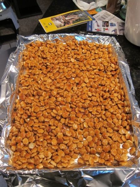 Oyster Cracker Snack, Oyster Crackers Recipe, Seasoned Oyster Crackers, Recipes Dips, Seasoned Crackers, Crackers Recipe, Churros Recipe, Decadent Food, Oyster Crackers