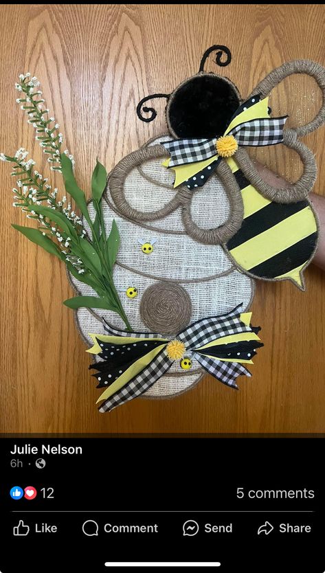 Bee Wreaths, Bee Hives Diy, Bee Diy, Bumble Bee Decorations, Bumble Bee Craft, Bee Hive Craft, Holiday Crafts Decorations, Ladybug Wreath, Honey Bee Decor