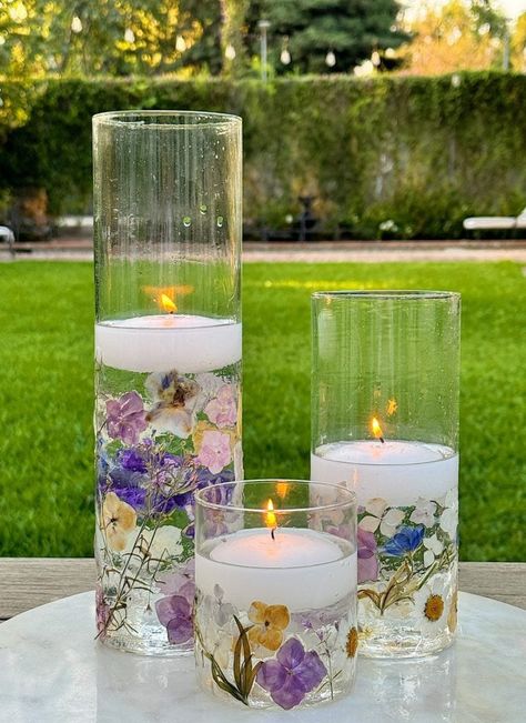 Floating Candles With Flowers Inside, Candles In Glasses Wedding, Pressed Flowers Wedding Decor, Mason Jar Floating Candles, Clear Orbeez Centerpieces, Floating Candles With Flowers, Floating Wedding Candles, Gemstone Centerpieces, Glass Candle Holders Decorating Ideas