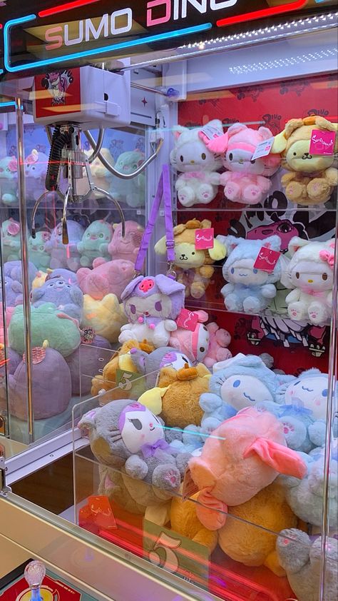 sanrio claw machine :3 (hello kitty, kuromi, pompompurin, cinnamoroll) Sanrio Claw Machine, Hello Kitty Kuromi, Machine Video, Claw Machine, Kawaii Plushies, Art Poses, Hello Kitty, Kitty, Photography