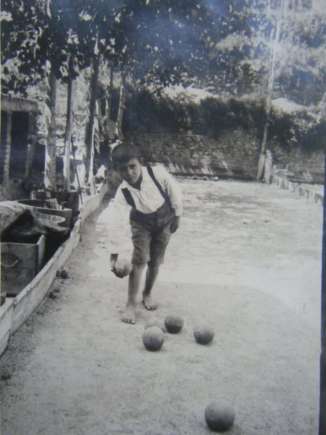 Bocce player....Turin, Italy 1930's (from original pinners grandma's album) Old Italy Photography, 1930s Italy, 1940s Italy, Italy Villages, Italy 1983, 1960s Italy, Italian Street, Italian Life, Turin Italy