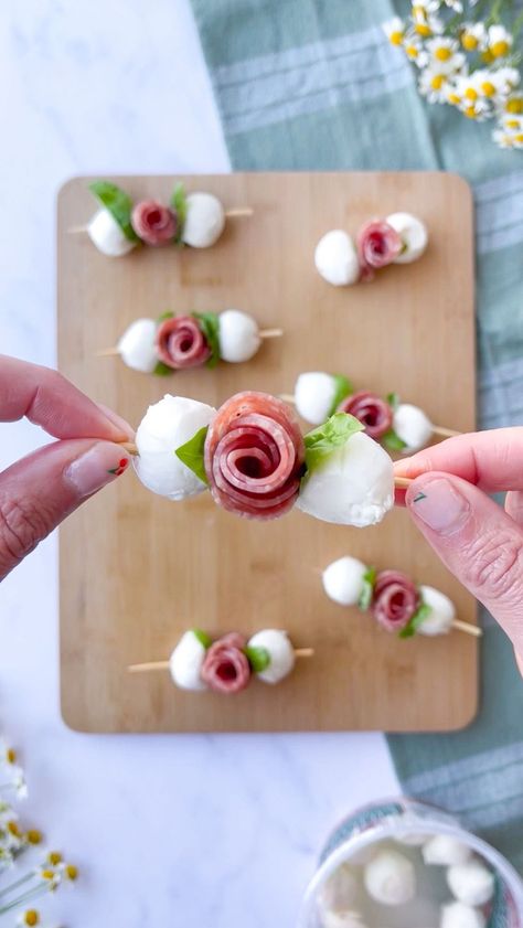 The Spring (salami) Flowers are blooming 🌺 So let’s make a salami flower skewer! Here’s what you need: • 4” skewers • salami •… | Instagram Charcuterie For Bridal Party, Appetizer Garnish Ideas, Prosciutto Finger Sandwiches, Party Food Skewers, Main Meal Charcuterie Board Ideas, Apps On Skewers, Kentucky Derby Table Decor, Salami Recipes Appetizers, Rose Food Ideas