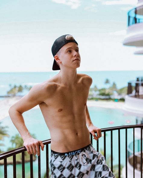 Carson Lueders, Surfer Boys, Johnny Orlando, Cute White Guys, Male Fitness Models, Shirtless Men, Fitness Models, Essence, Twitter