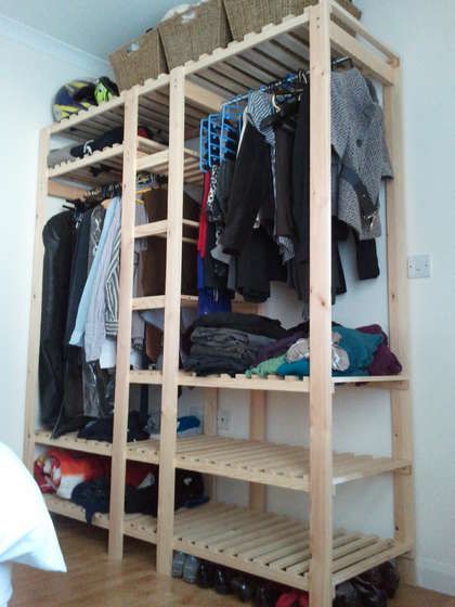 Apartment dwellers take note. Looks easy to build. Pallet Closet Organizer, Pallet Wardrobe, Pallet Closet, Wood Closet, Wooden Pallet Furniture, Diy Wardrobe, Wooden Wardrobe, Wooden Pallet Projects, Diy Holz