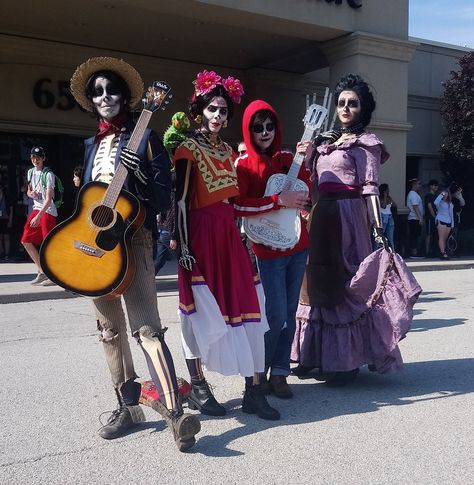 coco cosplayers Coco Costume, Clever Costumes, Clever Halloween Costumes, Couple Costumes, Creative Costumes, Disney Cosplay, Halloween Costumes Makeup, Cosplay Diy, Family Costumes