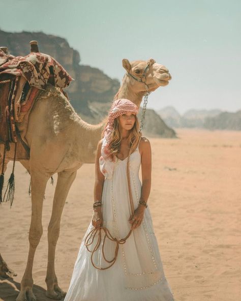 Dessert Safari Outfit, Desert Safari Outfit Dubai Women, Camel Ride Outfit, Sahara Desert Outfit, Dubai Vacation Outfits, Desert Outfit Ideas Dubai, Desert Safari Outfit, Desert Photoshoot Outfit, Egypt Outfit