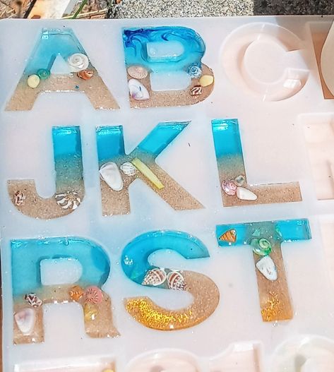 Epoxy Resin Letters, Resin Letter Ideas, Resin Letter Keychain Ideas, Resin Keychain Ideas Alphabet, Epoxy Letters, Resin Alphabet, Diy Resin Keychain, Resin Pendant Diy, Resin Crafts Tutorial