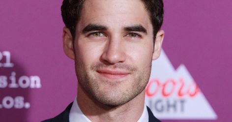 Darren Criss is clearly having a lot of fun in the sun on the “American Crime Story” set. Zac Efron Shirtless, Darren Criss Mia Swier, Darren Criss Andrew Cunanan, Darren Criss And Chris Colfer, Shirtless Actors, Darren Criss Photoshoot, Men Bodies, Zac Efron, Darren Criss