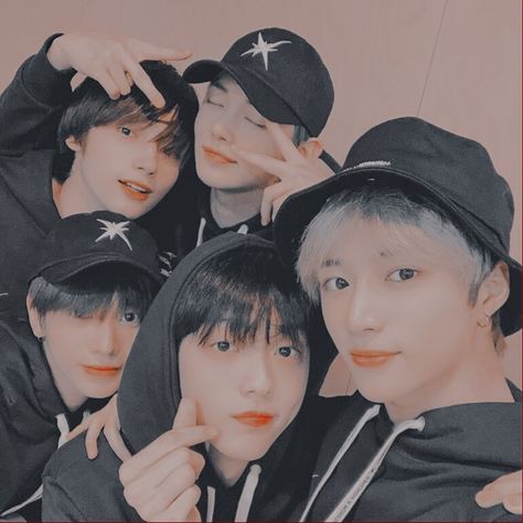 Txt Ot5 Selca, Txt Ot5, Txt Aesthetic, Shortcut Icon, Film Posters Minimalist, Happy Pictures, Aesthetic Filter, Aesthetic People, Do Kyungsoo