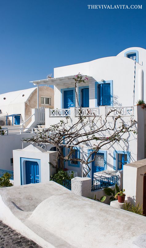 House hunting in Santorini - more on the blog www.thevivalavita.com #santorini #oia #house #housegoals Santorini House Interior, Greek Houses Exterior, درابزين السلم, Greece House, Grecia Santorini, Greece Design, Greek Town, Santorini Island Greece, Santorini Oia