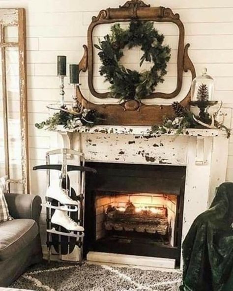 Vintage Mantle Decor With Tv, Antique Mantel Decorating Ideas, Vintage Mantle Decor, Antique Books Decor, Winter Mantle, Farmhouse Mantle Decor, Vintage Fireplace, Fireplace Mantle Decor, Fall Mantle