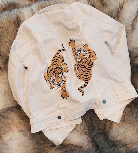 LSU Student Hand Paints Denim Jackets — And I Am Obsessed! Painting On Jackets, Cool Denim Jackets, Art Clothes Painting, Art On Clothes, Painting On Clothes, Hand Painted Clothes, Denim Painting, Tiger Jacket, Paint Clothes