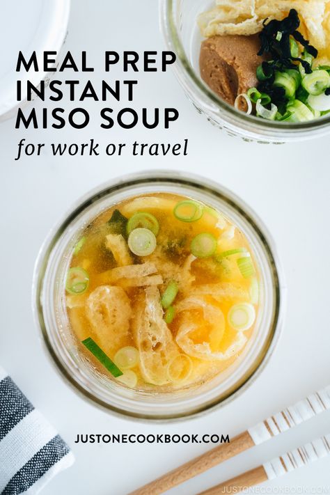 Meal prep Homemade Instant Miso Soup to take it to your office or school! It takes less than 10 minutes to prepare, and you can enjoy miso soup instantly any time of the day! #mealprepfortheweek #misosoup #mealprepsoup #easysouprecipes #asiansouprecipes #japanesesoup #mealprepsouphealtyyrecipes | Easy Japanese Recipes at JustOneCookbook.com Miso Soup Ingredients, Yakimeshi Recipe, Healthiest Recipes, 15 Min Meals, Asian Soup Recipes, Asian Soups, Miso Recipe, Healing Soup, Miso Soup Recipe