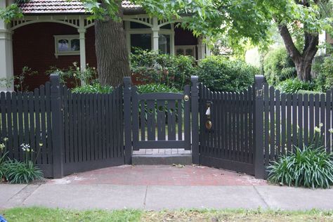 Decorative Privacy Fence, Fence Decorating Ideas, Contemporary Fencing, Farm Landscaping, Picket Fencing, Wooden Fence Posts, Fence Planters, Picket Fences, Black Fence