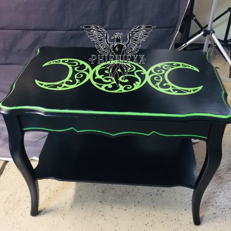 Goth Round Table, Witchy Furniture, Goth Decor Bedroom, Goth Furniture, Magic Oc, Gothic Furniture Diy, Diy Furniture Restoration, Gothic Decor Bedroom, Jewelry Box Makeover