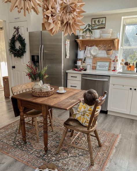 Old Apartment Kitchen, No Dining Room, Old Farmhouse Aesthetic, Small Kitchen Dining Room, Spring Decorating Ideas, Moody Kitchen, Mobile Home Kitchen, Cottagecore Home, Mobile Home Decorating