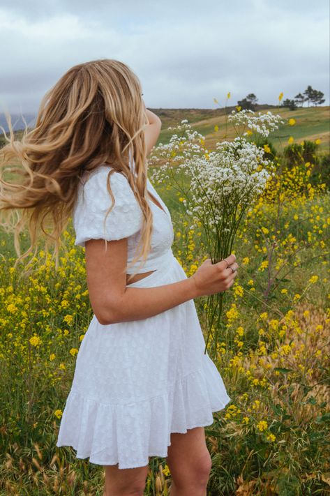 Cute Pictures With Flowers, Picture In Flower Field, Picture Poses Flower Field, Pictures To Take With Flowers, Senior Picture Ideas Holding Flowers, White Senior Dress, Senior Picture Poses With Flowers, Poses For Flower Fields, Flower Field Instagram Pictures