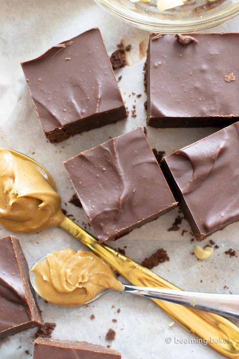 2 Ingredient Keto Chocolate Peanut Butter Fudge - Beaming Baker Chocolate Peanut Butter Fudge Easy, Fun Easy Desserts, Beaming Baker, Easy Easter Recipes, Low Carb Candy, Dessert Hacks, Peanut Butter Fudge Recipe, Peanut Butter Fudge Easy, Keto Fudge