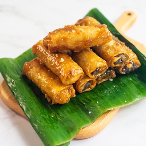 Make these simple and delicious Kamote Turon for a crunchy and sweet dessert or snack! They are easy to make, addicting and vegan-friendly! Sweet Potato Spring Rolls, Potato Spring Rolls, Spring Roll Pastry, Great Vegan Recipes, Easy Sweet Potato, Vegan Asian Recipes, Sweet Potato Wedges, Vegan Asian, Dinner Side