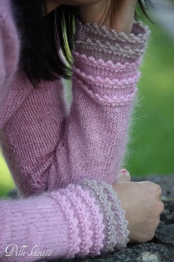 super-cute cuffs, also a good way to elongate sleeves after the fact, just pick up and knit :): Knitting Projects Sweaters, Sweater Tutorial, Diy Tricot, Crochet Baby Clothes, Beautiful Knitting, Knitting For Kids, Knitting Tutorial, Knitting Techniques, Machine Knitting