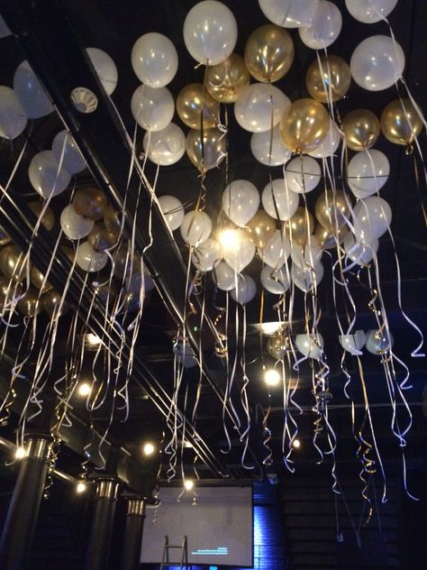 New years eve. Gold and White theme Black And White Ball Birthday Party, Ball Ideas Formal Decorations, Black White And Gold Birthday Theme, Black And Gold Prom Theme, White Prom Theme, Old Money Prom Theme, Themed New Years Eve Party Ideas, Gold Prom Theme, Prom Theme Decorations