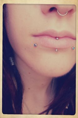 Spiderbite Piercings, Piercing Tongue, Vertical Labret Piercing, Snake Bite Piercing, Philtrum Piercing, Vertical Labret, Covers Iphone, Edit Pictures, Snake Bite