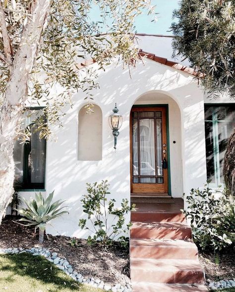 white home with wood door, stucco Landscape Front Yard, Small Trellis, Curb Appeal Landscape, Front Porch Lighting, Mulch Landscaping, Pebble Garden, Relaxing Backyard, Backyard Seating Area, Sunday Friends