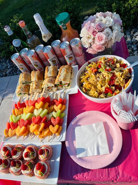 Vegan friendly Picnic Food Ideas For Birthday, Easy To Make Party Food, 21st Picnic Party Ideas, Bbq Food Platters, Work Snack Ideas Party, 20th Birthday Party Food Ideas, Picnic Food Birthday, Backyard Picnic Food Ideas, Red Picnic Food