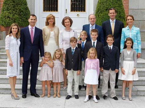 Meet Spain's Royal Family: Your Guide to the Spanish Monarchy's Family Tree Royal Family Portrait, Spanish Queen, Spanish Royalty, Spanish Royal Family, Extraordinary Women, European Royalty, Princess Sofia, Don Juan, Royal House