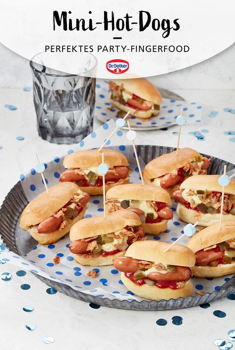 Diese Mini-Hot-Dogs sind schnell gemacht für jede Party. Luftige Brötchen und eine leckere herzhafte Füllung sind das perfekte Fingerfood für den Kindergeburtstag oder ein Picknick. Auch als Partysnack zu Silvester sind diese kleinen Hotdogs mit Mini-Würstchen eine raffinierte Rezeptidee. Mini Hotdogs, Party Fingerfood, Mini Hot Dogs, Birthday Snacks, Party Finger Foods, Super Bowl Food, Snacks Für Party, Food Pairings, Birthday Food