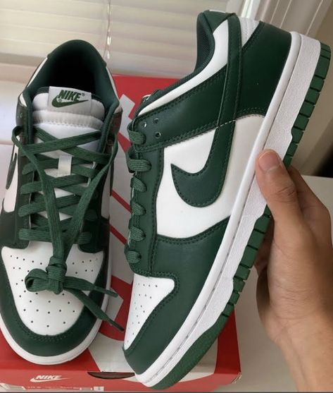 Green Nike Shoes, Nike Shoes Women Fashion, Pretty Sneakers, Pretty Shoes Sneakers, Nike Shoes Jordans, Personalized Shoes, Cute Nike Shoes, Hype Shoes, Girly Shoes