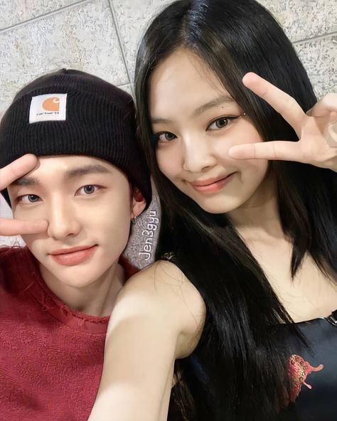 @jen3gyu в Instagram: «#jennie #blackpink #astropink #jeneunwoo #hyunjin #hyunnie #straypink #blackkids #straykids» Bias Kpop, Straykids Hyunjin Photoshoot, Celebrity Look Alike, Kpop Couples, Stray Kids Seungmin, Kids Icon, Jennie Kim, Famous Celebrities, Black Kids