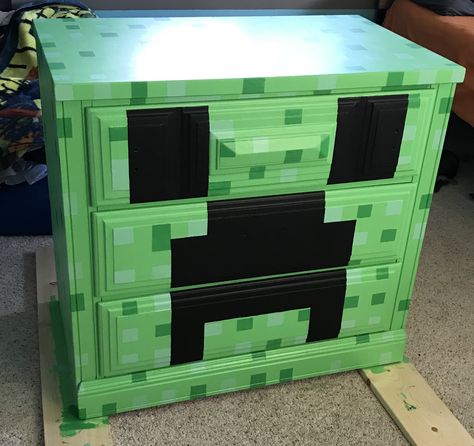 Minecraft Dresser Ideas In Game, Minecraft Headboard, Minecraft Drawer Ideas, Minecraft Dresser Diy, Minecraft Theme Bedroom, Minecraft Dresser Ideas, Minecraft Nightstand, Minecraft Bedroom Ideas Real Life, Minecraft Dresser