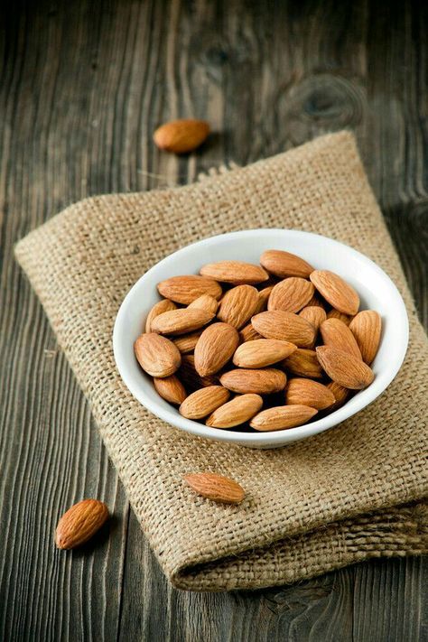 Dry Fruits Photography, Ideas De Snacks Saludables, Nuts Photography, Coated Almonds, Healthy Pregnancy Food, Almond Nut, Nut Snacks, Food Photography Props, Fruit Photography