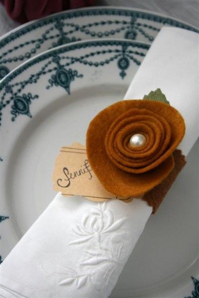 felt rosette napkin ring Napkin Holder Diy, Napkin Ring Folding, Diy Napkin Holder, Diy Napkin Rings, Felt Flower Tutorial, Napkin Rings Diy, Napkin Rings Wedding, Thanksgiving Napkins, Rings Diy