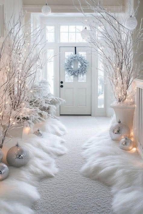 White Xmas Decorations Winter Wonderland, Winter Themed Christmas Decorations, White Winter Christmas Decor, Winter Wonderland Tree Decorations, Icicle Christmas Decorations, White Theme Christmas Decor, White Themed Christmas Decor, Snowy Christmas Decorations, Outdoor Winter Wonderland Ideas