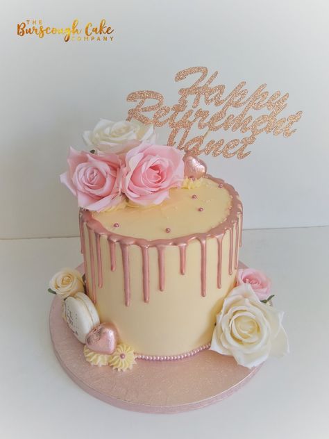 Rose gold retirement drip cake Woman Birthday Cake Elegant Simple, Simple Retirement Cake, Retirement Cake Ideas, Retirement Cake Decorations, Birthday Cake Write Name, Sweet 16 Party Decorations, Birthday Cake Writing, Rose Gold Cake, Retirement Cake