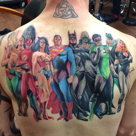 Bunch of super heroes watching his back. No need to worry about a thing.  Haha 😆 Super Hero Tattoos, Dc Tattoo, Hero Tattoo, Nerdy Tattoos, Comic Tattoo, Tattoos Mandala, Marvel Tattoos, Hulk Smash, Tatuaje A Color