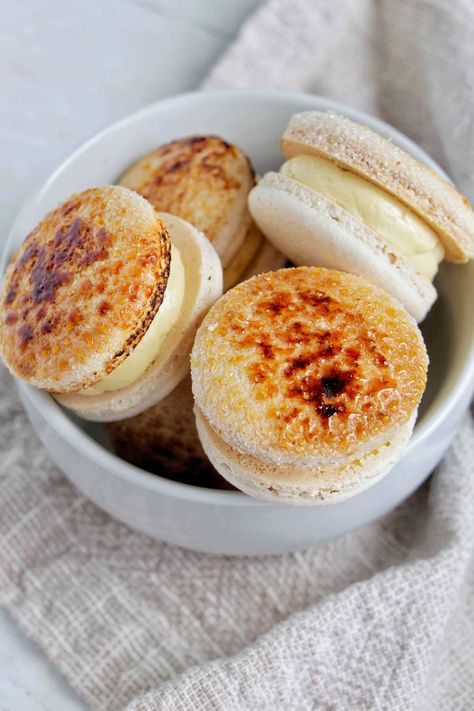 I'm literally obsessed with this crème brûlée macaron recipe! The filling seriously tastes exactly like the dessert. This filling is made with a French meringue buttercream and then the macaron shells are topped with torched sugar. If you want a fun macaron recipe for a wedding, bridal shower, Mother's Day, or just for a party, these are fancy macarons that would be perfect for the occasion. Fancy French Desserts, French Meringue Recipe, Fun Macarons, French Meringue Buttercream, Fancy Macarons, Macarons Filling, Macaron Fillings, French Meringue, Wedding Macarons