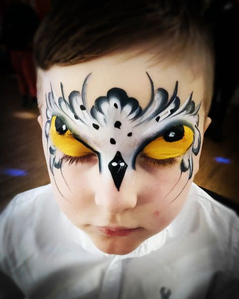 Laurie Lloyd on Instagram: “This young man asked for a golden snitch, but after scrolling through images, he chose this wonderful design, originally by @nadinesdreams,…” Owl Face Paint, Owl Makeup, Harry Potter Face, Girl Face Painting, Golden Snitch, Halloween Men, Face Painting Designs, Owl Painting, Halloween Make Up