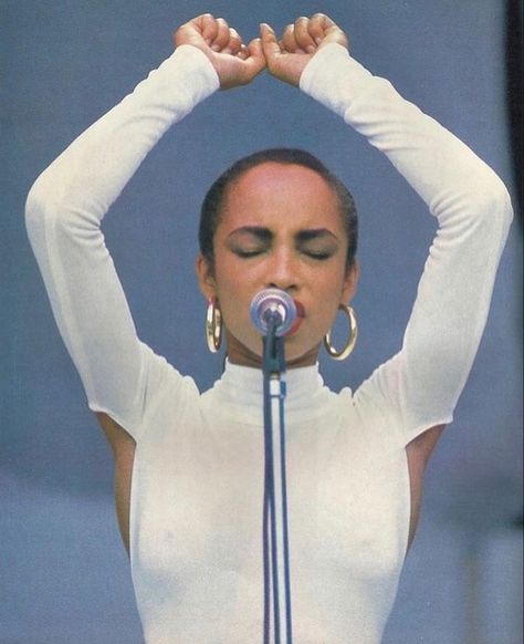 Sade live aid (1985) Sade Live, Live Aid 1985, Sade Adu, Live Aid, Fashion Gone Rouge, Diamond Life, Marvin Gaye, Smooth Operator, Luxury Art